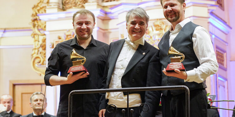 El guitarrista de raíces conquenses Rafael Serrallet celebra en Lviv el primer Latin Grammy de Ucrania