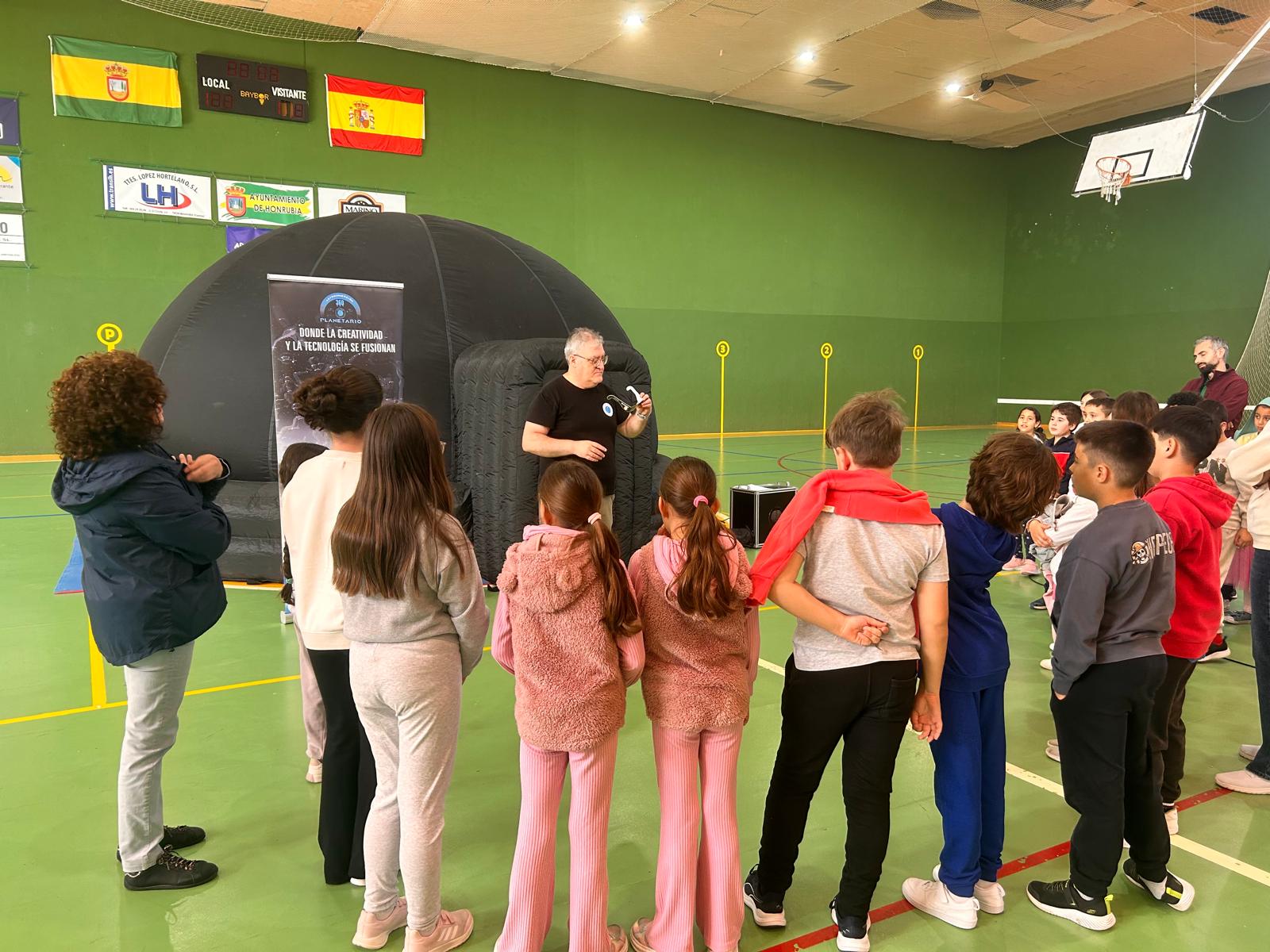 El planetario móvil llega a 2.500 alumnos de 34 colegios rurales de Castilla-La Mancha 1 Alumnado de un Centro Rural Agrupado en una sesión del planetario móvil de Castilla-La Mancha