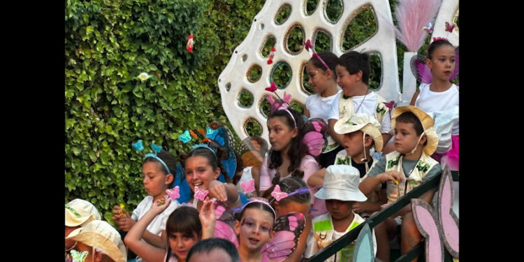 Galería de imágenes. Las carrozas de San Julián recorren Cuenca para abrir las fiestas