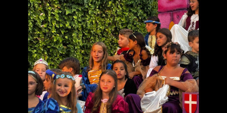 Galería de imágenes. Las carrozas de San Julián recorren Cuenca para abrir las fiestas