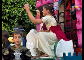 Galería de imágenes. Las carrozas de San Julián recorren Cuenca para abrir las fiestas
