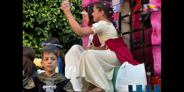 Galería de imágenes. Las carrozas de San Julián recorren Cuenca para abrir las fiestas