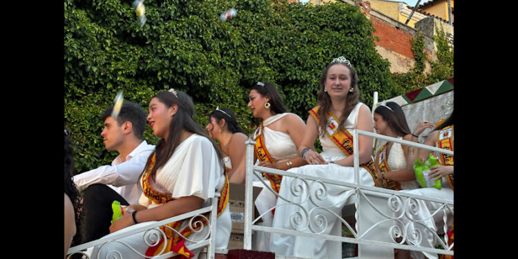 Galería de imágenes. Las carrozas de San Julián recorren Cuenca para abrir las fiestas