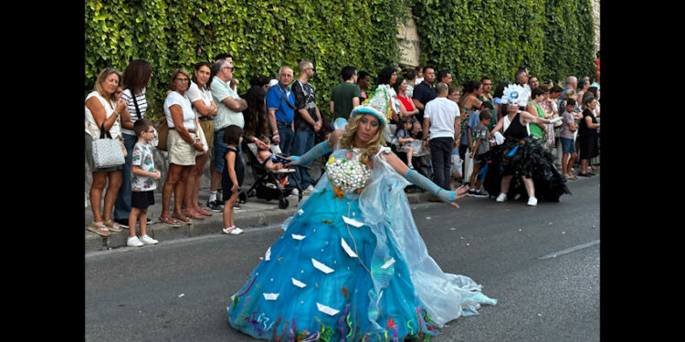 Galería de imágenes. Las carrozas de San Julián recorren Cuenca para abrir las fiestas