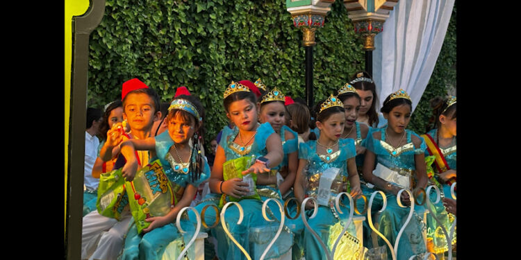 Galería de imágenes. Las carrozas de San Julián recorren Cuenca para abrir las fiestas