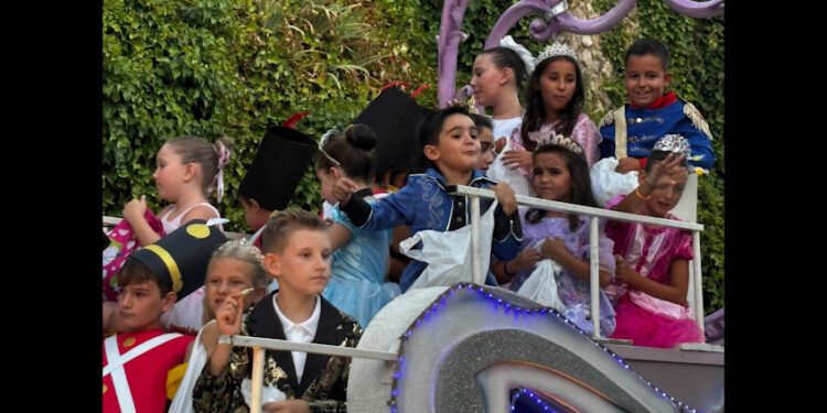 Galería de imágenes. Las carrozas de San Julián recorren Cuenca para abrir las fiestas