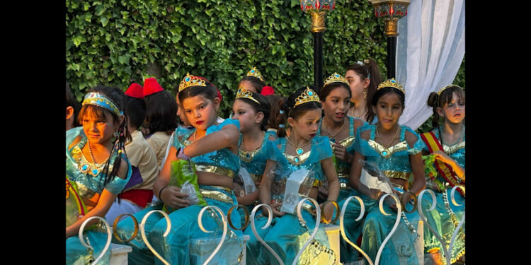 Galería de imágenes. Las carrozas de San Julián recorren Cuenca para abrir las fiestas