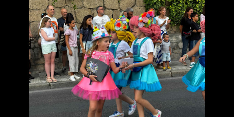 Galería de imágenes. Las carrozas de San Julián recorren Cuenca para abrir las fiestas