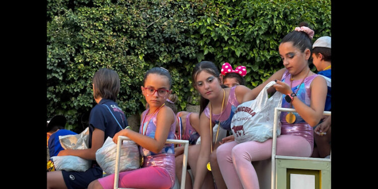 Galería de imágenes. Las carrozas de San Julián recorren Cuenca para abrir las fiestas