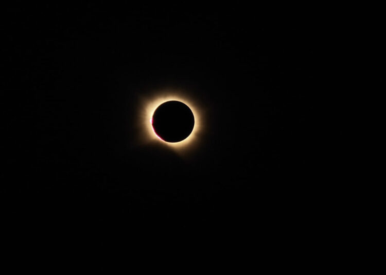 El eclipse solar pone a prueba la fotografía móvil: por qué tener más zoom no siempre significa hacer mejores fotos
