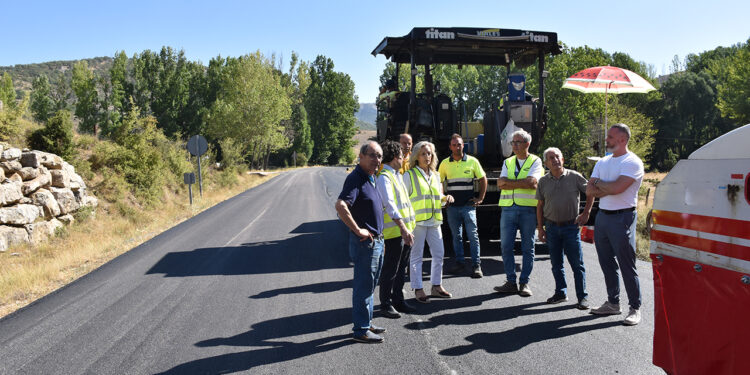 Huélamo estrena carretera: el Gobierno regional asfalta 13 kilómetros en la Serranía de Cuenca con dos millones Huélamo estrena carretera: el Gobierno regional asfalta 13 kilómetros en la Serranía de Cuenca con dos millones