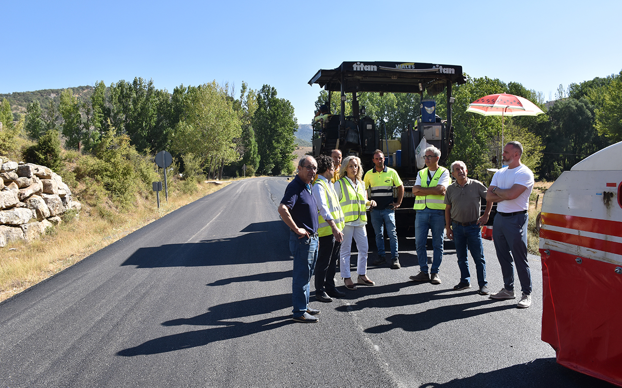 Huélamo estrena carretera: el Gobierno regional asfalta 13 kilómetros en la Serranía de Cuenca con dos millones Huélamo estrena carretera: el Gobierno regional asfalta 13 kilómetros en la Serranía de Cuenca con dos millones
