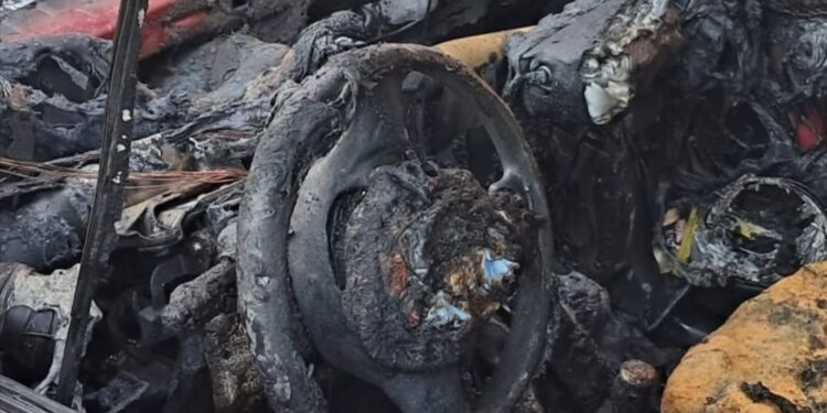 Un choque en la calle Isaac Albéniz de Cuenca moviliza a los bomberos tras arder uno de los turismos implicados