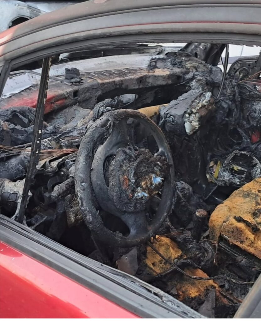 Un choque en la calle Isaac Albéniz de Cuenca moviliza a los bomberos tras arder uno de los turismos implicados
