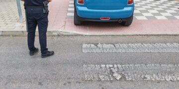 La Policía Local de Cuenca recuerda que los festejos no justifican aparcar en las aceras