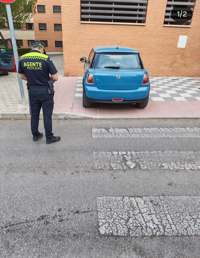 La Policía Local de Cuenca recuerda que los festejos no justifican aparcar en las aceras La Policía Local de Cuenca recuerda que los festejos no justifican aparcar en las aceras