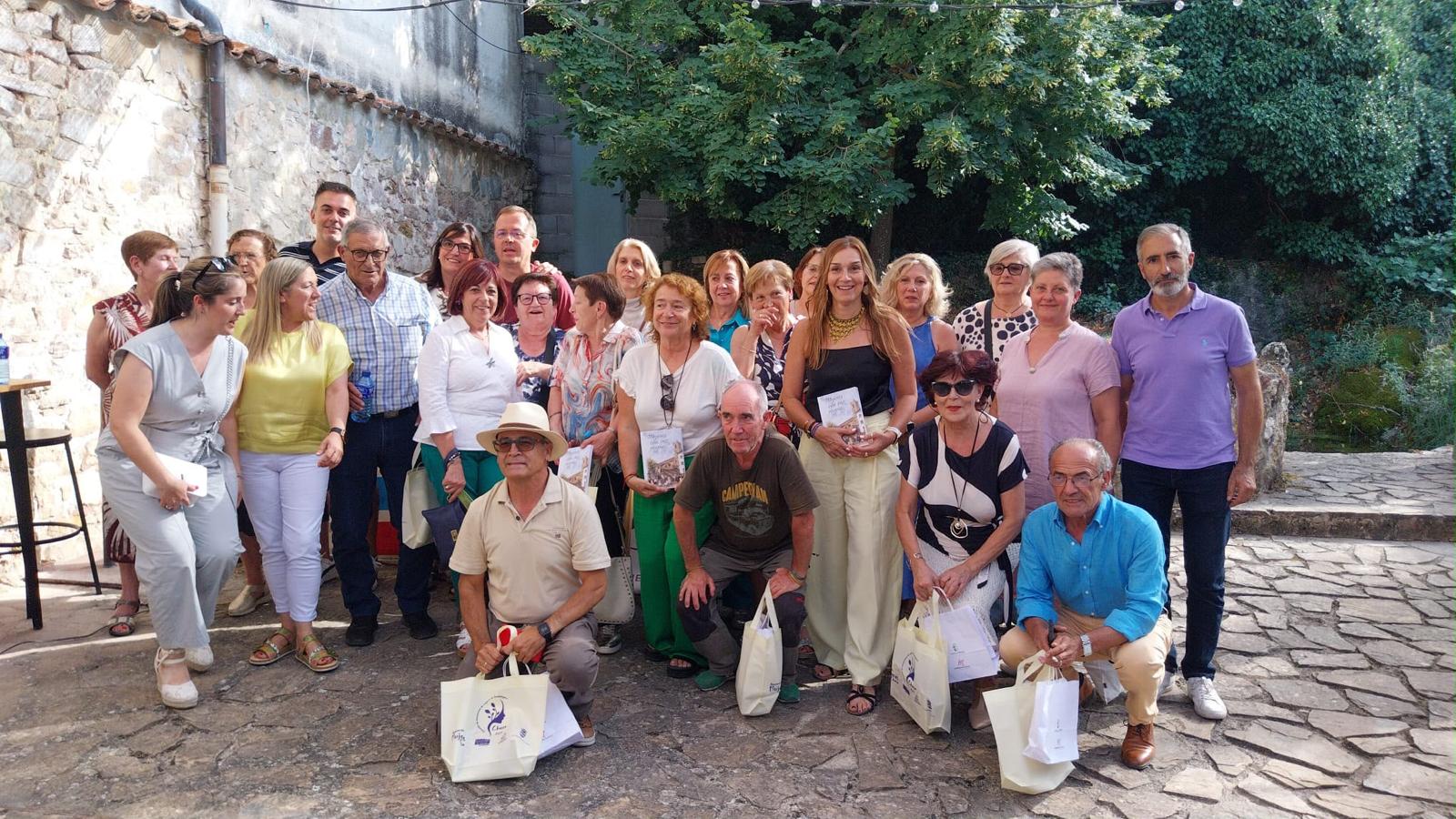 Un libro editado por 58 socias rescata del olvido la historia de las mujeres de Checa 1 Presentación del libro sobre las mujeres de Checa, en Guadalajara