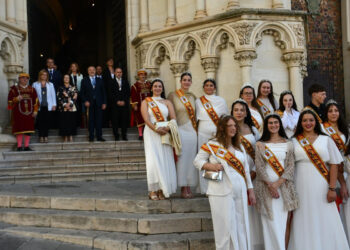 La Corporación municipal encabezada por Dolz y la Corte de Honor honran a San Julián en la eucaristía de la Catedral La Corporación municipal encabezada por Dolz y la Corte de Honor honran a San Julián en la eucaristía de la Catedral