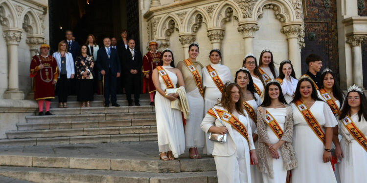 La Corporación municipal encabezada por Dolz y la Corte de Honor honran a San Julián en la eucaristía de la Catedral La Corporación municipal encabezada por Dolz y la Corte de Honor honran a San Julián en la eucaristía de la Catedral