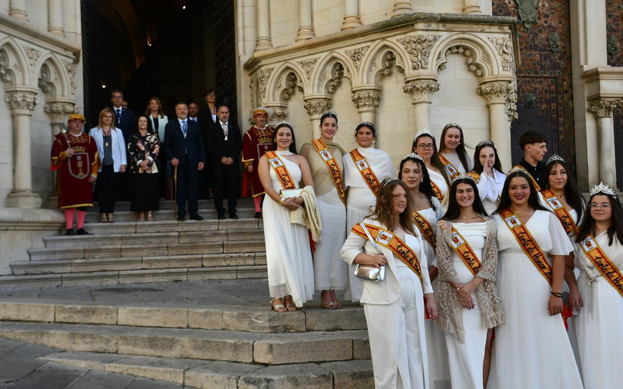 La Corporación municipal encabezada por Dolz y la Corte de Honor honran a San Julián en la eucaristía de la Catedral La Corporación municipal encabezada por Dolz y la Corte de Honor honran a San Julián en la eucaristía de la Catedral