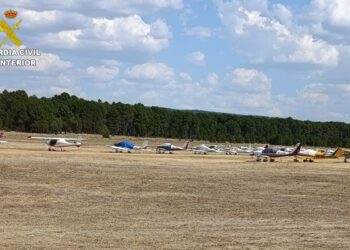 La Guardia Civil inspecciona 25 avionetas de la Vuelta Ibérica en el aeródromo de Sotos