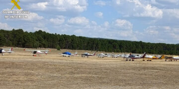 La Guardia Civil inspecciona 25 avionetas de la Vuelta Ibérica en el aeródromo de Sotos