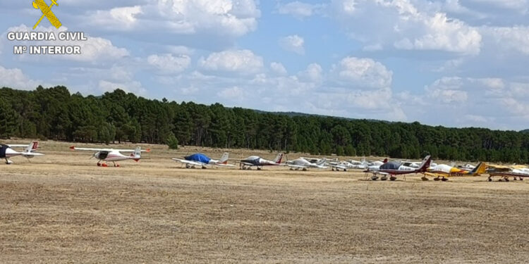La Guardia Civil inspecciona 25 avionetas de la Vuelta Ibérica en el aeródromo de Sotos