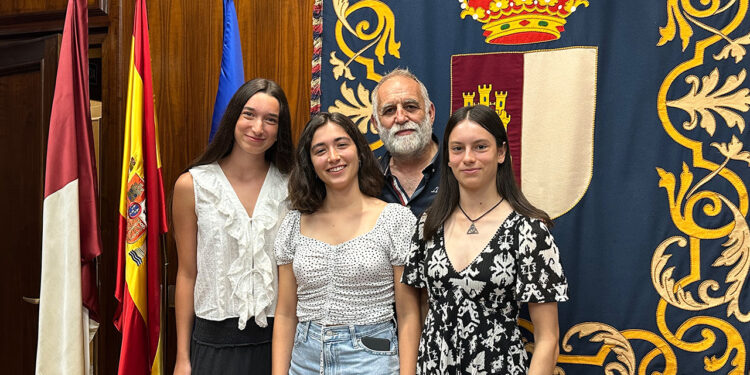 La Junta reconoce el esfuerzo y la excelencia académica de las tres alumnas con las mejores calificaciones de la PAU en Guadalajara La Junta reconoce el esfuerzo y la excelencia académica de las tres alumnas con las mejores calificaciones de la PAU en Guadalajara