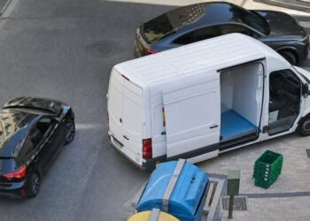La Policía Local de Cuenca advierte del deterioro prematuro en aceras recién renovadas por vehículos subidos