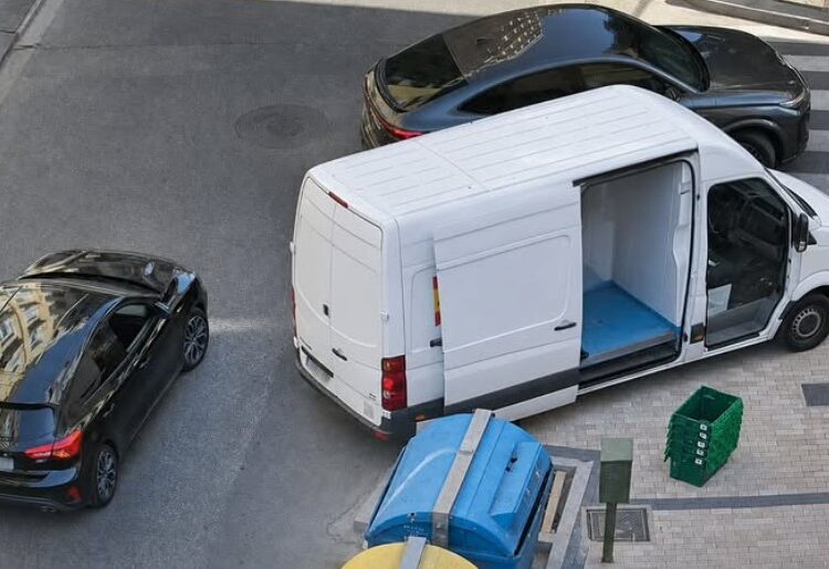 La Policía Local de Cuenca advierte del deterioro prematuro en aceras recién renovadas por vehículos subidos
