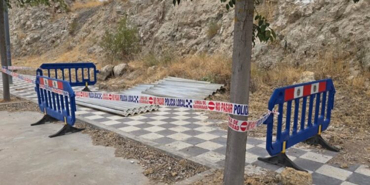 La Policía Local de Cuenca cerca un vertido clandestino de placas de fibrocemento junto al circuito de bicicletas La Policía Local de Cuenca cerca un vertido clandestino de placas de fibrocemento junto al circuito de bicicletas