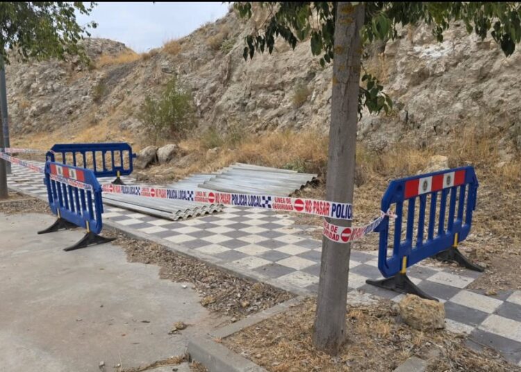 La Policía Local de Cuenca cerca un vertido clandestino de placas de fibrocemento junto al circuito de bicicletas