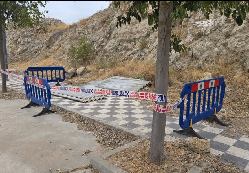 La Policía Local de Cuenca cerca un vertido clandestino de placas de fibrocemento junto al circuito de bicicletas La Policía Local de Cuenca cerca un vertido clandestino de placas de fibrocemento junto al circuito de bicicletas