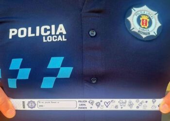 La Policía Local de Cuenca reparte pulseras identificativas para niños y dependientes en San Julián