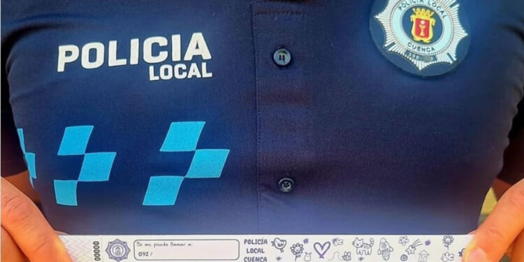 La Policía Local de Cuenca reparte pulseras identificativas para niños y dependientes en San Julián