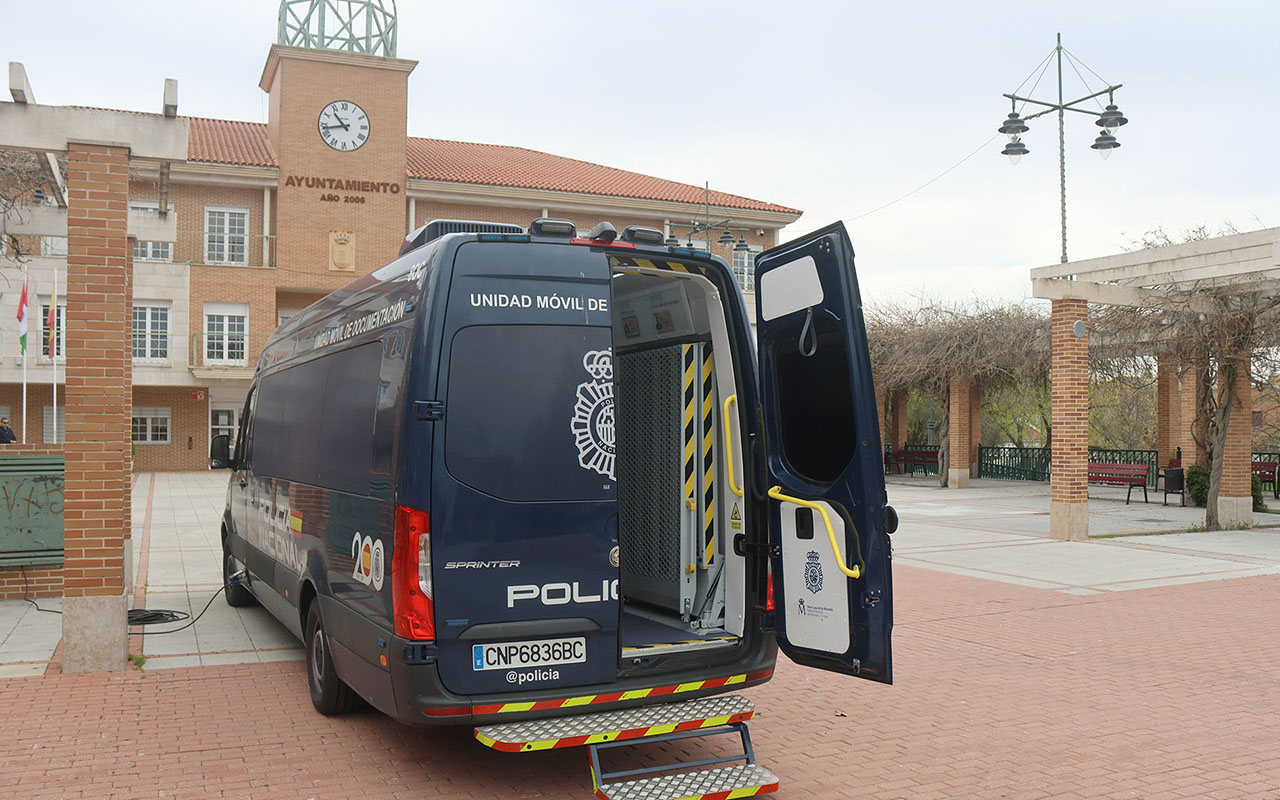 La furgoneta “Vidoc” de la Policía regresa a Cabanillas en septiembre, para facilitar renovaciones de DNI y pasaportes La furgoneta “Vidoc” de la Policía regresa a Cabanillas en septiembre, para facilitar renovaciones de DNI y pasaportes