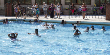 La piscina San Roque se despide de un verano de récord y cede el testigo a la cubierta de Huerta de Lara en Guadalajara