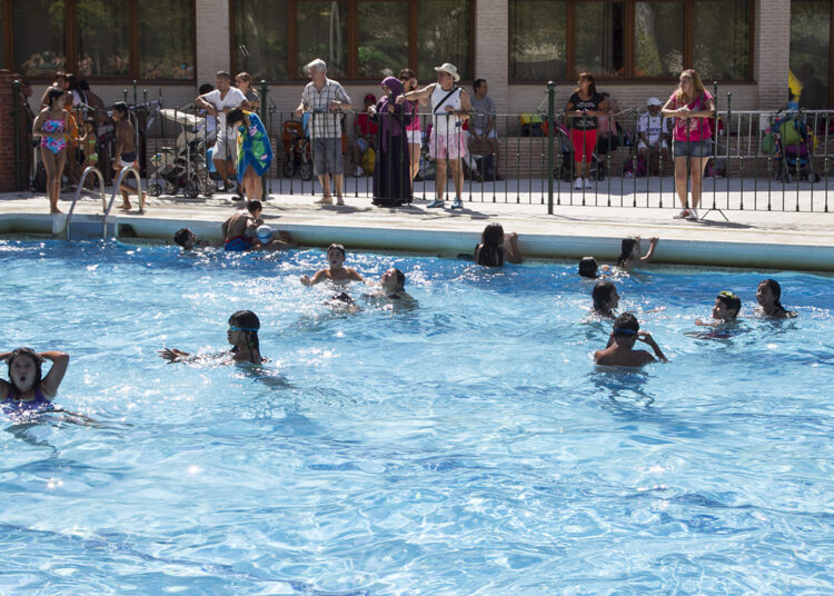 La piscina San Roque se despide de un verano de récord y cede el testigo a la cubierta de Huerta de Lara en Guadalajara