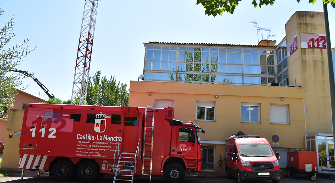 Las carreteras de Guadalajara y Cuenca suman 50 accidentes graves en el primer semestre en medio de un repunte de la mortalidad en la región 1 El Servicio de Atención y Coordinación de Urgencias y Emergencias 1-1-2 de Castilla-La Mancha ha coordinado la intervención en 128 accidentes de tráfico graves durante los seis primeros meses de 2026. Esta cifra supone un incremento respecto a los 118 siniestros del mismo periodo del año anterior, pero lo más reseñable es el aumento de la letalidad: las carreteras regionales han registrado 45 víctimas mortales, frente a las 33 contabilizadas en la primera mitad de 2025, además de 238 heridos de distinta consideración.De media, el 1-1-2 está gestionando unos 21 siniestros graves al mes. Las salidas de vía protagonizan buena parte de estos accidentes, provocadas fundamentalmente por distracciones, exceso de velocidad y el consumo de alcohol y drogas, según los datos que maneja la Dirección General de Tráfico. En este contexto, preocupa especialmente la siniestralidad de los vehículos de dos ruedas. De los 45 fallecidos totales en la región, 17 eran motoristas, con las salidas de vía como la causa principal, si bien el accidente de mayor gravedad consistió en una colisión entre tres motocicletas el pasado marzo en Elche de la Sierra (Albacete), donde fallecieron sus tres conductores.En el desglose provincial, Toledo lidera el volumen de incidentes con 34 accidentes graves, aunque es la única provincia de la región que no ha registrado fallecidos en moto durante este semestre. Le siguen Guadalajara y Cuenca, que suman 25 siniestros de gravedad en cada territorio. En Guadalajara se han producido diez muertes, de las cuales la mitad (5) corresponden a accidentes de motocicleta. En la provincia de Cuenca se han contabilizado ocho víctimas mortales, una de ellas en moto. Por detrás se sitúa Ciudad Real con 24 accidentes y siete fallecidos. Llama la atención el caso de Albacete: siendo la provincia con menor número de siniestros graves (20), registra la mayor mortalidad regional con 13 fallecidos, ocho de ellos motoristas.La evolución mensual evidencia una clara concentración de la mortalidad al acercarse el periodo estival. Enero y febrero presentaron los balances más bajos, con 12 accidentes graves y cinco fallecidos en cada mes. Por el contrario, junio cerró como el mes de mayor siniestralidad, acumulando 36 incidentes y 14 víctimas mortales en la red viaria castellanomanchega.Repasando la hemeroteca de Liberal de Castilla, el aumento de la siniestralidad de los motoristas que refleja este informe del 1-1-2 coincide con un incremento sostenido de este tipo de incidentes tanto en el entorno rural como urbano de nuestras provincias. A lo largo del último año, hemos documentado numerosas salidas de vía en las sinuosas carreteras secundarias del entorno de la Alcarria, como el fatal siniestro de un motorista de 53 años en Alocén al arrancar la primavera, o colisiones urbanas en calles céntricas de Cuenca como Joaquín Turina, lo que subraya la especial vulnerabilidad del colectivo de las dos ruedas.