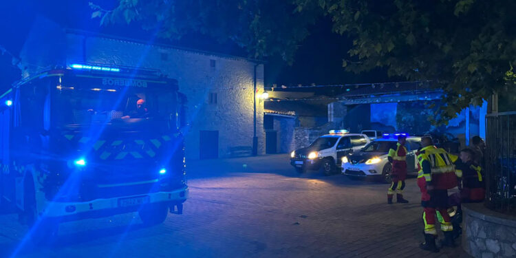 Los Bomberos de Cuenca blindan de forma preventiva El Pozuelo ante el avance del incendio de El Recuenco Los Bomberos de Cuenca blindan de forma preventiva El Pozuelo ante el avance del incendio de El Recuenco