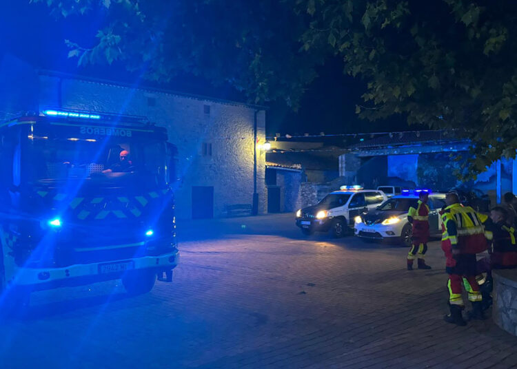 Los Bomberos de Cuenca blindan de forma preventiva El Pozuelo ante el avance del incendio de El Recuenco