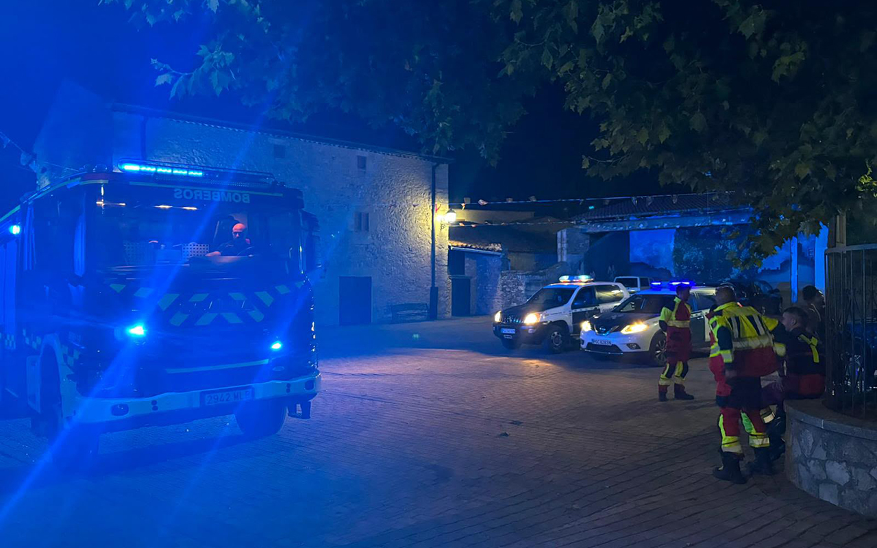 Los Bomberos de Cuenca blindan de forma preventiva El Pozuelo ante el avance del incendio de El Recuenco Los Bomberos de Cuenca blindan de forma preventiva El Pozuelo ante el avance del incendio de El Recuenco