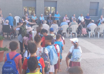 Los niños y niñas de la Escuela de Verano del CEIP San Fernando comparten una emotiva jornada con los mayores de la Residencia La Luz