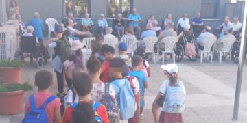Los niños y niñas de la Escuela de Verano del CEIP San Fernando comparten una emotiva jornada con los mayores de la Residencia La Luz