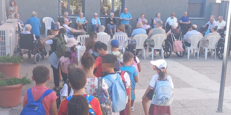 Los niños y niñas de la Escuela de Verano del CEIP San Fernando comparten una emotiva jornada con los mayores de la Residencia La Luz