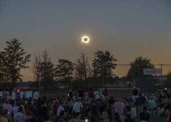 Más de 5.000 personas siguieron el eclipse solar total desde el complejo San Miguel de Azuqueca
