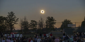 Más de 5.000 personas siguieron el eclipse solar total desde el complejo San Miguel de Azuqueca