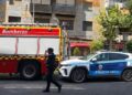 Policía Local y Bomberos de Cuenca aúnan fuerzas en el rescate de una persona con problemas de movilidad atrapada en su edificio