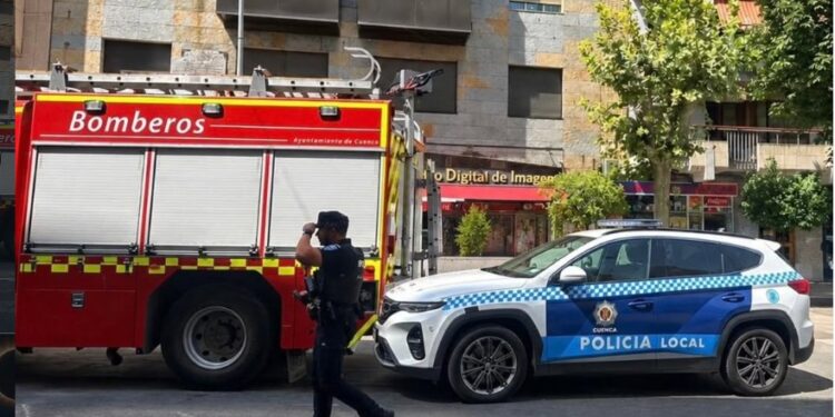 Policía Local y Bomberos de Cuenca aúnan fuerzas en el rescate de una persona con problemas de movilidad atrapada en su edificio Policía Local y Bomberos de Cuenca aúnan fuerzas en el rescate de una persona con problemas de movilidad atrapada en su edificio