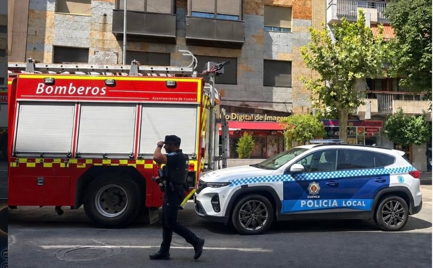 Policía Local y Bomberos de Cuenca aúnan fuerzas en el rescate de una persona con problemas de movilidad atrapada en su edificio Policía Local y Bomberos de Cuenca aúnan fuerzas en el rescate de una persona con problemas de movilidad atrapada en su edificio